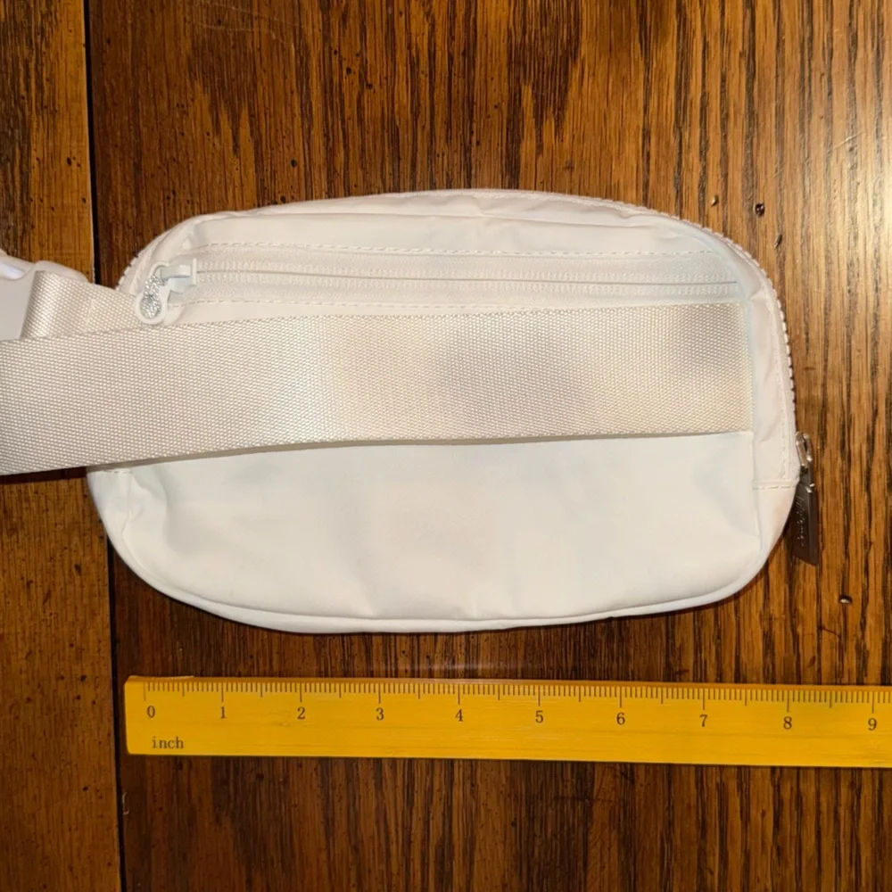 NWOT SOLD OUT ONLINE Lululemon Athletica White Everywhere Belt Bag - Picture 4 of 5